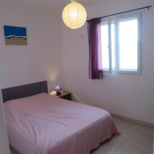 a bedroom with a bed and a window at Casa Krioula in Calheta Do Maio