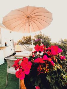 una mesa con flores y una sombrilla en el patio en Roof for rent, Street 9, Maadi, en El Cairo