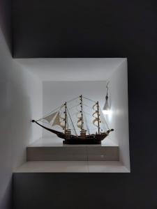 un modèle de navire sur une étagère; dans l'établissement Comfy Home near the town, à Maharagama