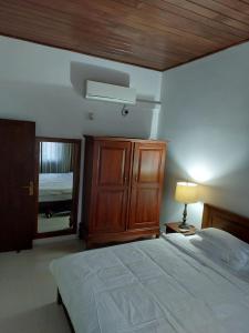 - une chambre avec un grand lit et un plafond en bois dans l'établissement Comfy Home near the town, à Maharagama