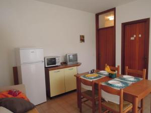 A kitchen or kitchenette at Relaxing villa with private garden 250m from the sea