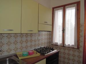 A kitchen or kitchenette at Relaxing villa with private garden 250m from the sea