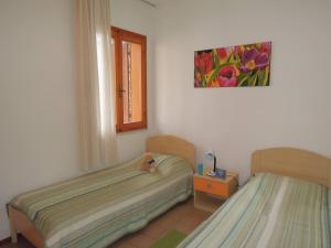 A bed or beds in a room at Relaxing villa with private garden 250m from the sea