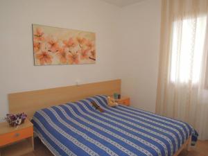 A bed or beds in a room at Relaxing villa with private garden 250m from the sea