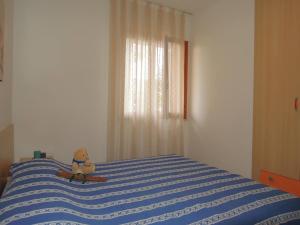 A bed or beds in a room at Relaxing villa with private garden 250m from the sea