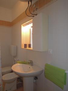 A bathroom at Relaxing villa with private garden 250m from the sea