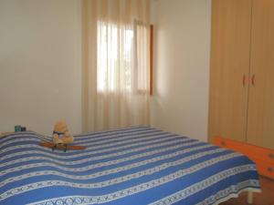 A bed or beds in a room at Relaxing villa with private garden 250m from the sea