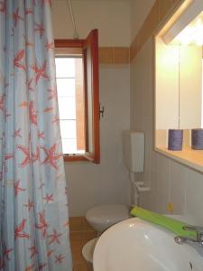 A bathroom at Relaxing villa with private garden 250m from the sea