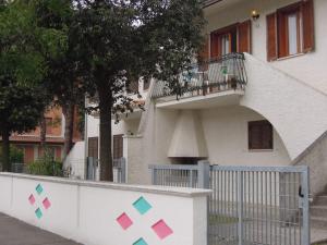 A balcony or terrace at Relaxing villa with private garden 250m from the sea
