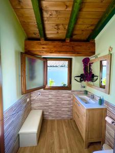 un piccolo bagno con lavandino e finestra di Casa Rural Juan de Austria a Cuacos de Yuste
