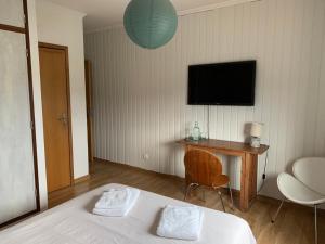 Dormitorio con cama, escritorio y TV en Sublime Sun & Van - By Meco Stays, en Alfarim