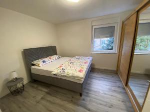 ein kleines Schlafzimmer mit einem Bett und einem Fenster in der Unterkunft New World in Bihać