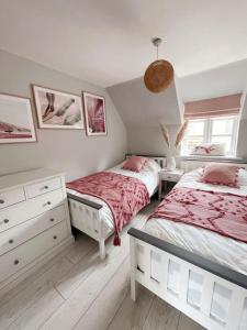 En eller flere senge i et værelse på A luxury unique home spa - White Stones Retreats.