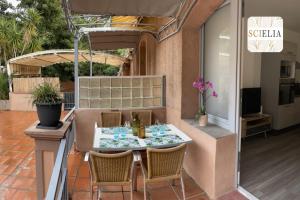 een patio met een tafel en stoelen bij Chez Françoise in Porto Ota