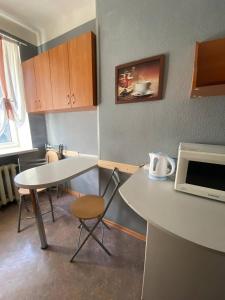 uma pequena cozinha com uma mesa e um micro-ondas em Apartments on Moskovskaja em Dnipro