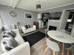 Et sittehjørne på Holidayz, Chalet 58, Hemsby - Beautifully presented two bed chalet, sleeps 4, pet friendly, close to beach