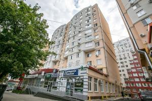 een groot gebouw aan de straatkant bij Apartament de lux cu 2 camere și living in Chişinău