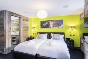 Ένα ή περισσότερα κρεβάτια σε δωμάτιο στο Hotel Farinet