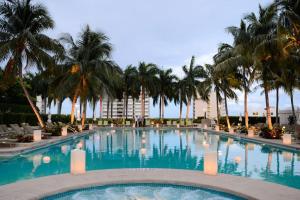 una gran piscina con palmeras y un edificio en Exclusive Condo at Four Seasons Brickell with Great Views, en Miami