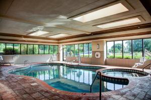 uma grande piscina num edifício com janelas em Holiday Inn Express Tyler South, an IHG Hotel em Tyler