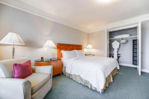 Habitación de hotel con cama grande y sofá en Exclusive Condo at Four Seasons Brickell with Great Views, en Miami