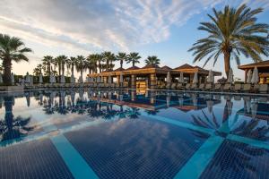 una piscina in un resort con palme di Crystal Tat Beach Golf Resort & Spa - Ultimate All Inclusive a Belek