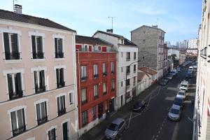 een luchtzicht op een straat met gebouwen bij Cosy Studio in Ivry-sur-Seine