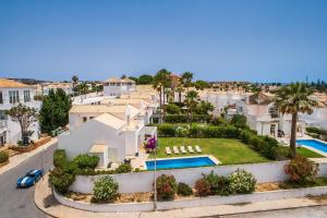 eine Luftansicht eines Hauses mit Pool in der Unterkunft Villa Farol by OCvillas in Galé