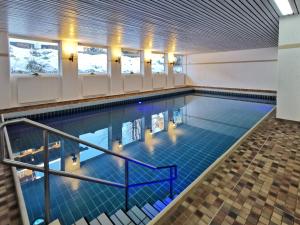 uma piscina interior com piso em azulejo e tecto em Montana Haus, Fewo B20 em Oberstdorf
