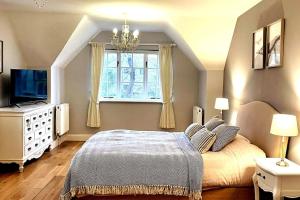 Un dormitorio con una cama grande y una ventana en Large coastal cottage, private indoor pool, hut tub, sauna and steam pod en Weymouth