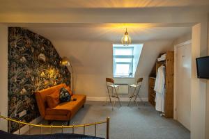 un soggiorno con divano e tavolo di Channel View Guest House a Weymouth
