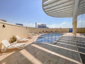una piscina sul tetto di un edificio di Cosmos Living Cozy Studio Near Dubai Marina a Dubai