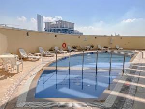 Bazén v ubytování Cosmos Living Cozy Studio Near Dubai Marina nebo v jeho okolí