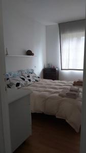 SadaliにあるCasetta del cuore intero appartamento con caminoの大きなベッドと窓のある寝室 +6枚の写真