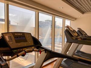 Fitness centrum a/nebo fitness zařízení v ubytování Cosmos Living Cozy Studio Near Dubai Marina