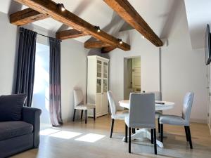 Χώρος καθιστικού στο Old Riga Attic Apartment