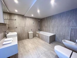 Ένα μπάνιο στο Old Riga Attic Apartment +5 φωτογραφίες