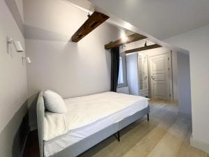 Ένα ή περισσότερα κρεβάτια σε δωμάτιο στο Old Riga Attic Apartment