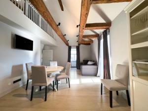 Μια τηλεόραση ή/και κέντρο ψυχαγωγίας στο Old Riga Attic Apartment