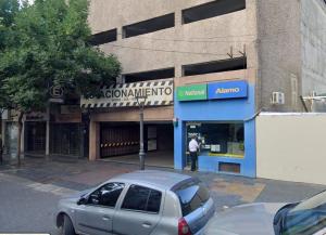 um carro estacionado em frente a um edifício em Mdz Apartments III em Mendoza