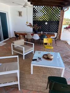 ein Wohnzimmer mit Stühlen und einem Tisch in der Unterkunft Piece of Paradise in Las Terrenas