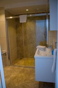 uma casa de banho com um chuveiro e um WC. em Vacation home with private pool, Fethiye, Oludeniz em Cedit