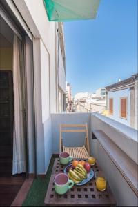 拉斯帕爾馬斯的住宿－El Balcón de Cano Las Palmas Center，阳台上的一张桌子上放着一盘水果