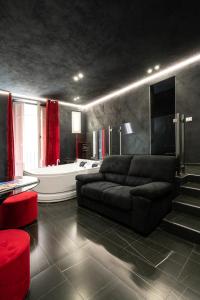 sala de estar con sofá y bañera en Marmur Suite, en Palermo