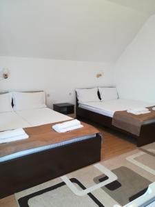 twee bedden naast elkaar in een kamer bij Casa Eldorado in Sovata +43 foto's