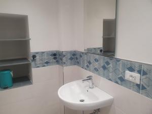 een badkamer met een wastafel en een spiegel bij Casa Isabella De Luxe Studio in Monterosso al Mare