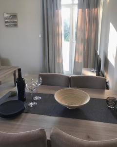 un tavolo con bicchieri da vino e un piatto sopra di Illyrian Resort a Milna