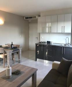 een keuken en een woonkamer met een bank en een tafel bij Illyrian Resort in Milna