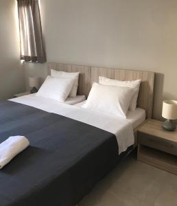 una camera da letto con un grande letto con cuscini bianchi di Illyrian Resort a Milna