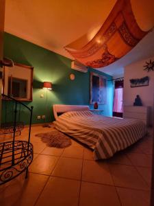 um quarto com uma cama e uma parede verde em T1 Falesia em Albufeira